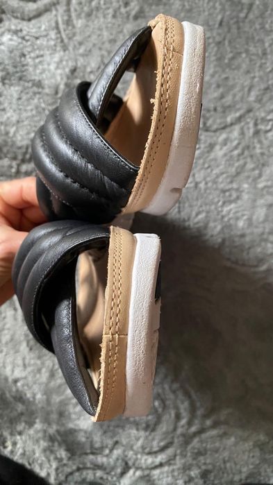 Clarks skórzane sandały