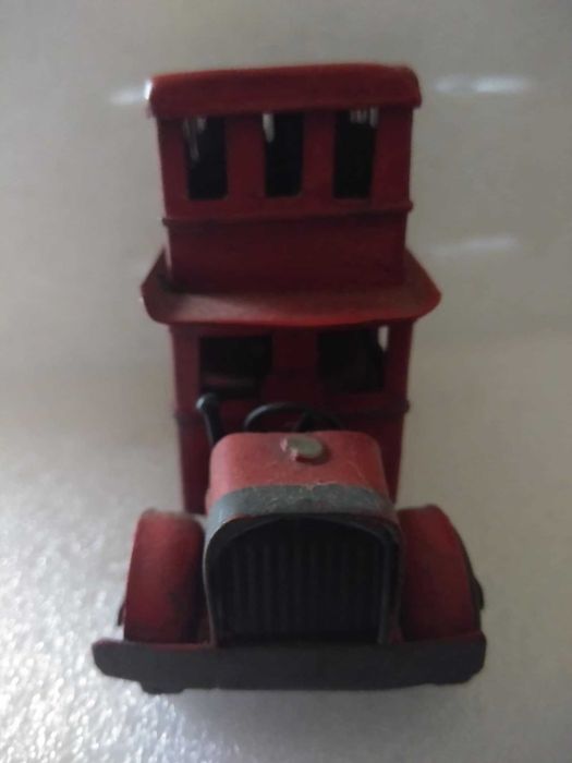 Autocarro de Dois Pisos de Chapa Antigo.