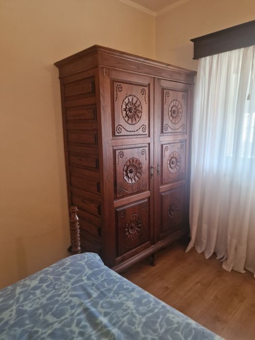 Quarto completo - cama, guarda-fatos, armário e mesinhas de cabeceira