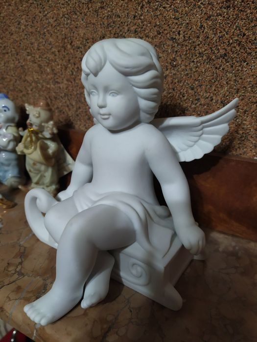 Фарфоровая статуэтка