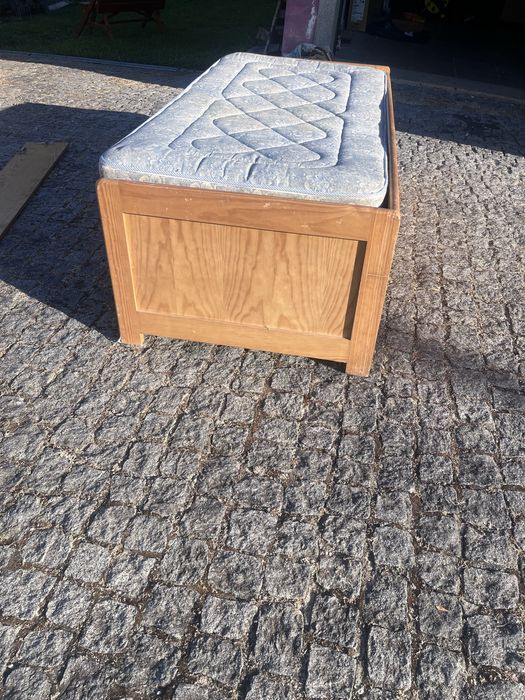 Cama de solteiro em madeira