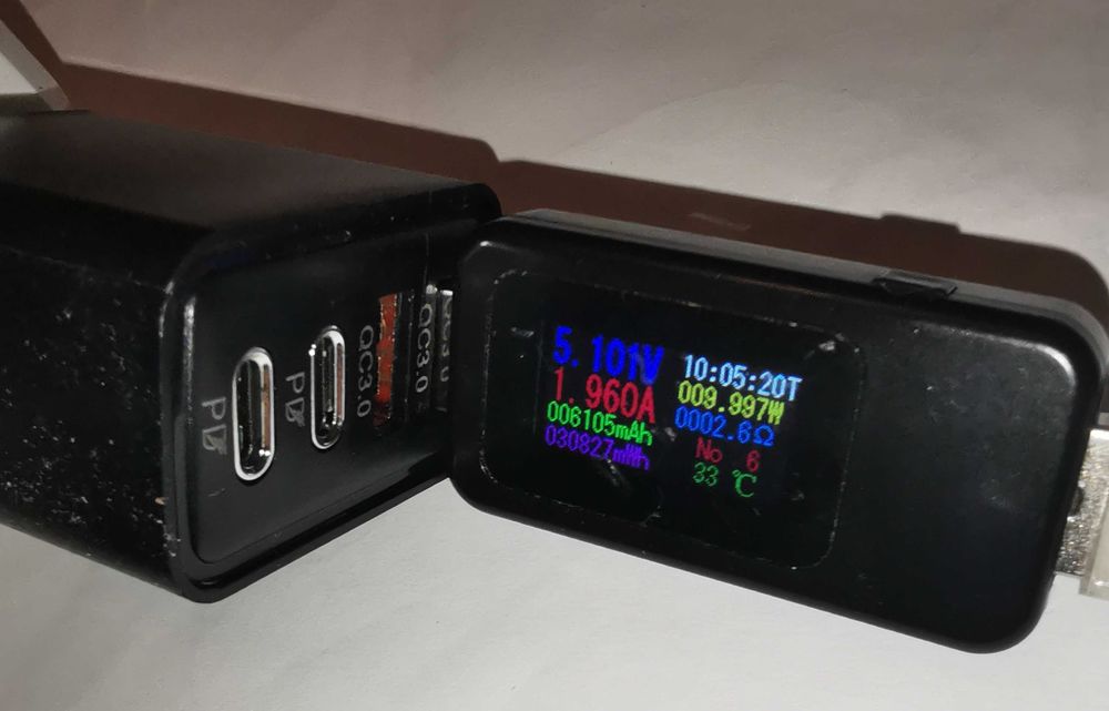 У продажу зарядне для смартфона