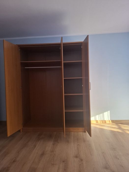 Sprzedam szafę trzydrzwiową z lustrem