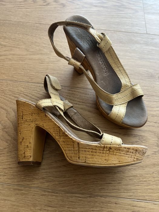 Sandalias amarelas