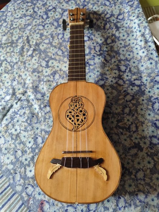 Cavaquinho de grande qualidade, em madeira africana