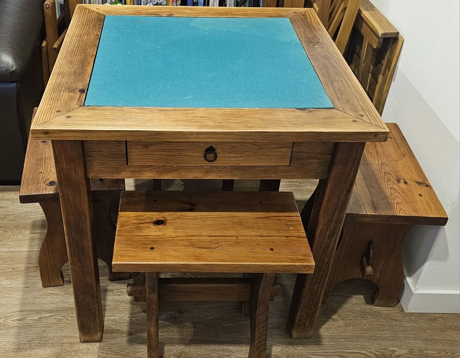 Mesa de jogo e 4 bancos em madeira maciça