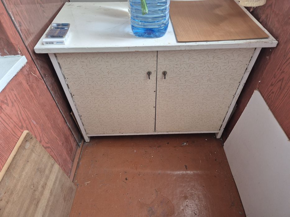 Безкоштовно віддам  2 шафи та  2 тумби+ сервант