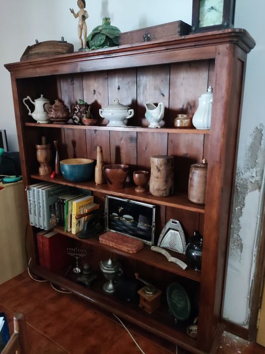 Estante em pinho antigo.