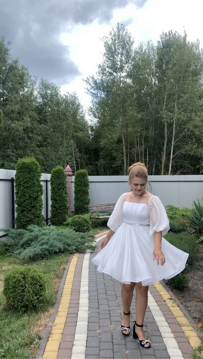 Святкова біла сукня