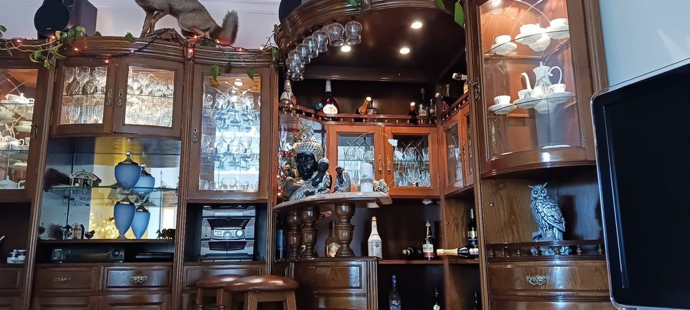 Móvel de bar com espaço para tv