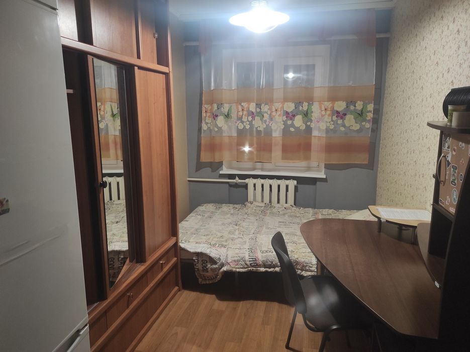 Кімната з меблямиі холодильником і пральною машинкою..