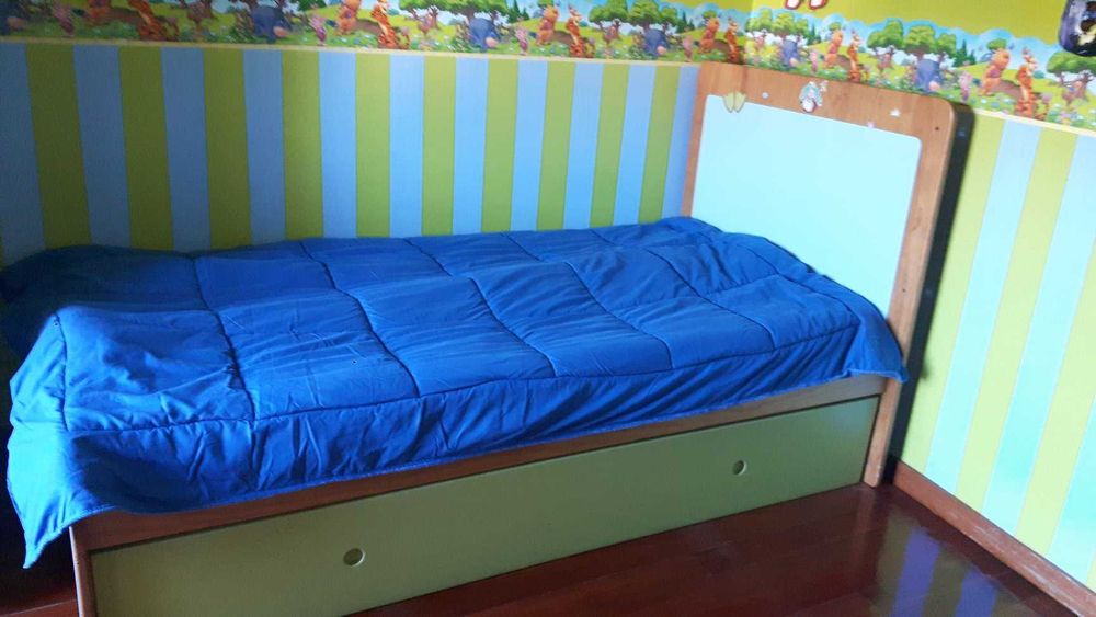 Quarto de criança(desmontavel berço e cama) (0-14 anos) madeira pinho.
