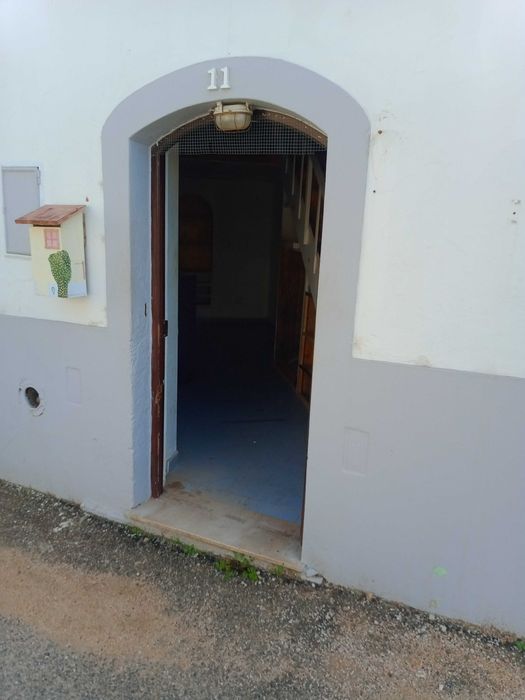 Moradia T5 Térrea c/ Jardim + 2 Lojas no Centro de Algoz