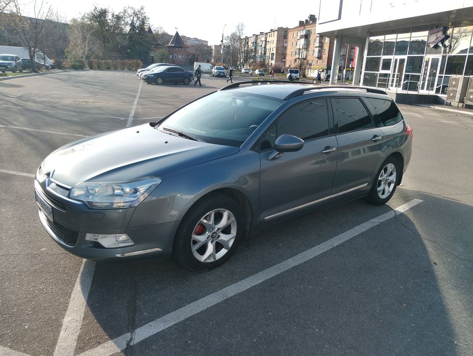 Продам Сітроен С5 в хорошому стані, корабель з потужним турбовим двигуном 2.0 hdi, розхід палива 6-7л. по місту. Двигун і КПП працюють відмінно, ПРОБІГ ОРИГІНАЛЬНИЙ, є декілька підкрасів по кузову, два комплекти гуми.