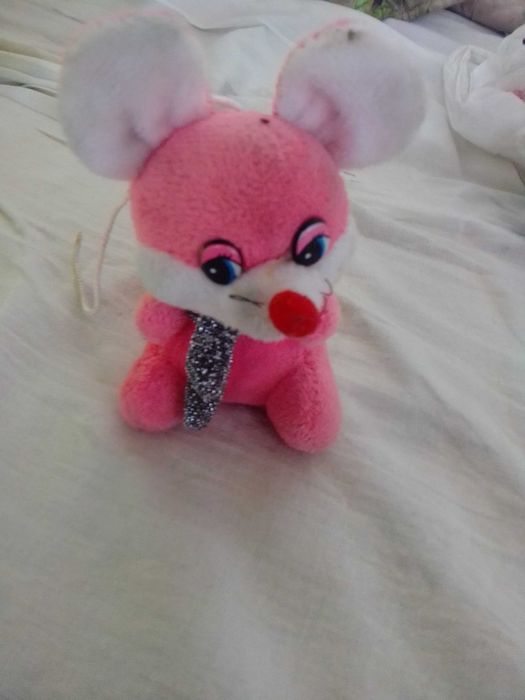 Невелика рожева поролонова іграшка мишки-ведмедика