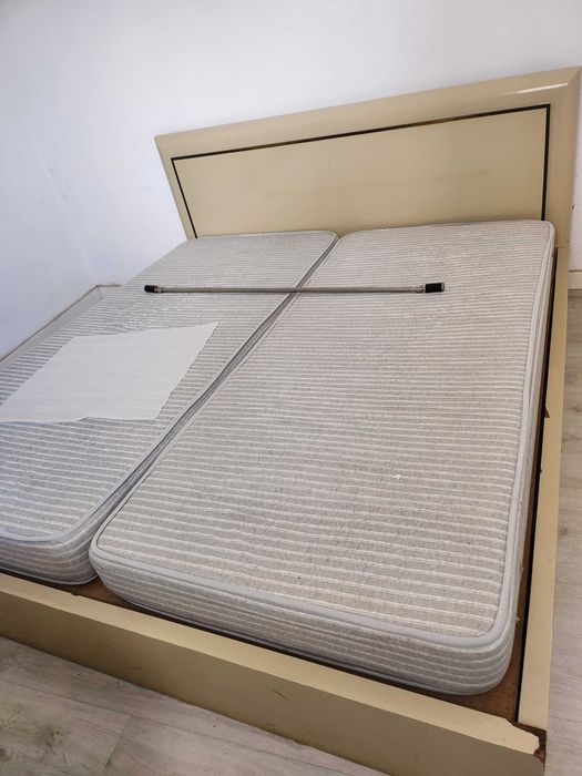 Doa-se mobília de quarto, com colchões, cómoda, secretária e consola