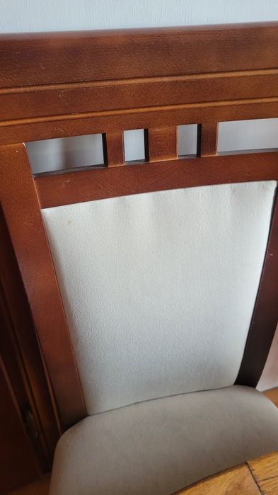 Krzesła drewniane tapicerowane używane