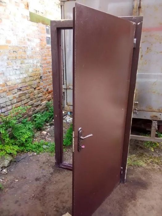 Продам металлическую дверь