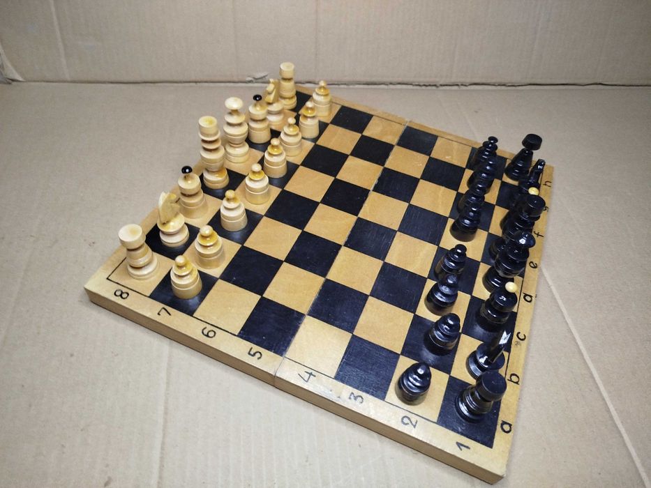 Drewniane szachy z lat 90 tych 29x29 cm