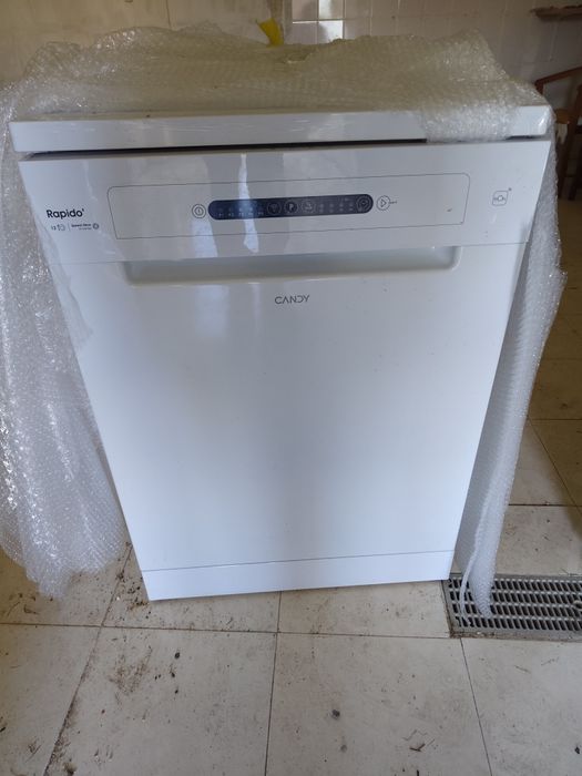 Varias Máquinas de lavar loiça . Com algumas marcas ou toques .