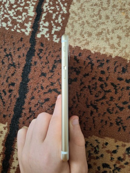 Айфон 6s у золотому кольорі