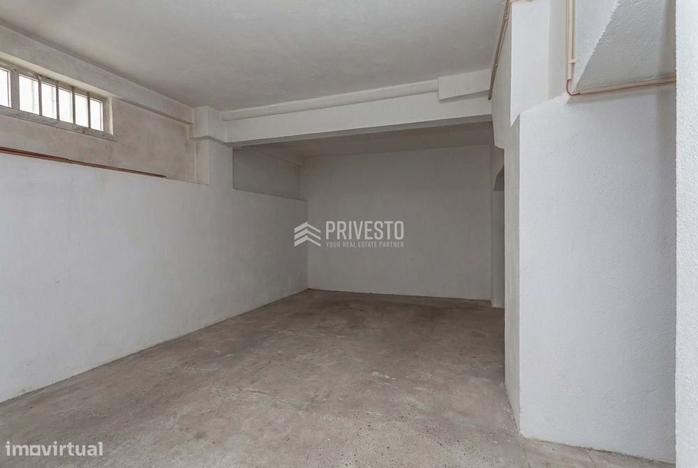 Garagem com Acesso Direto à Rua em Agualva-Cacém