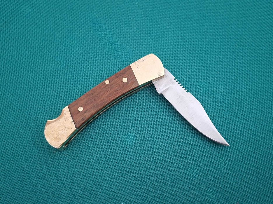 Pequeno canivete antigo em latão, com bolsa em pele