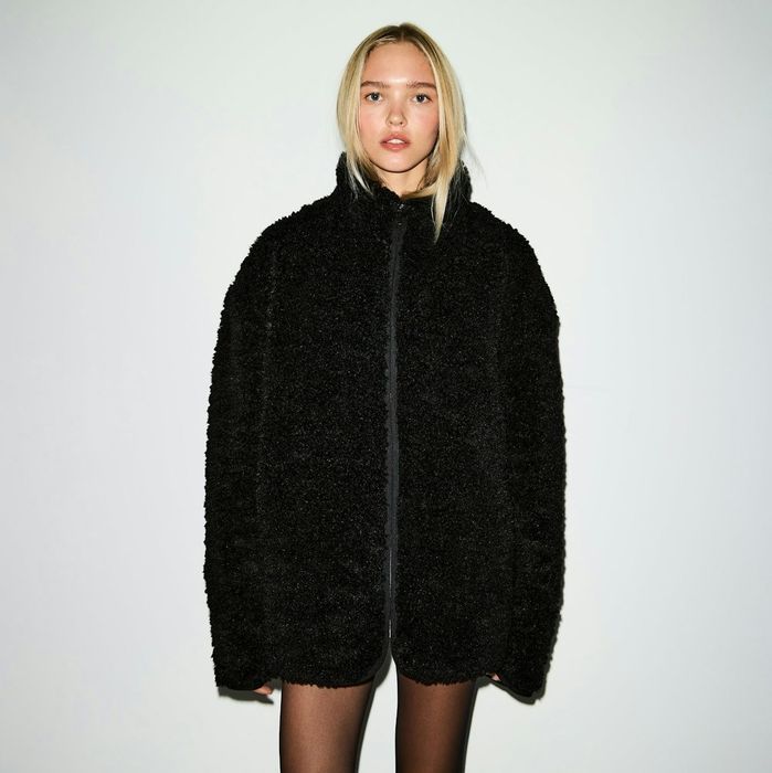 Нова куртка зі штучного хутра skims