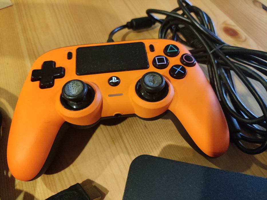 Vendo PS4 Slim Pro 1T em excelente estado