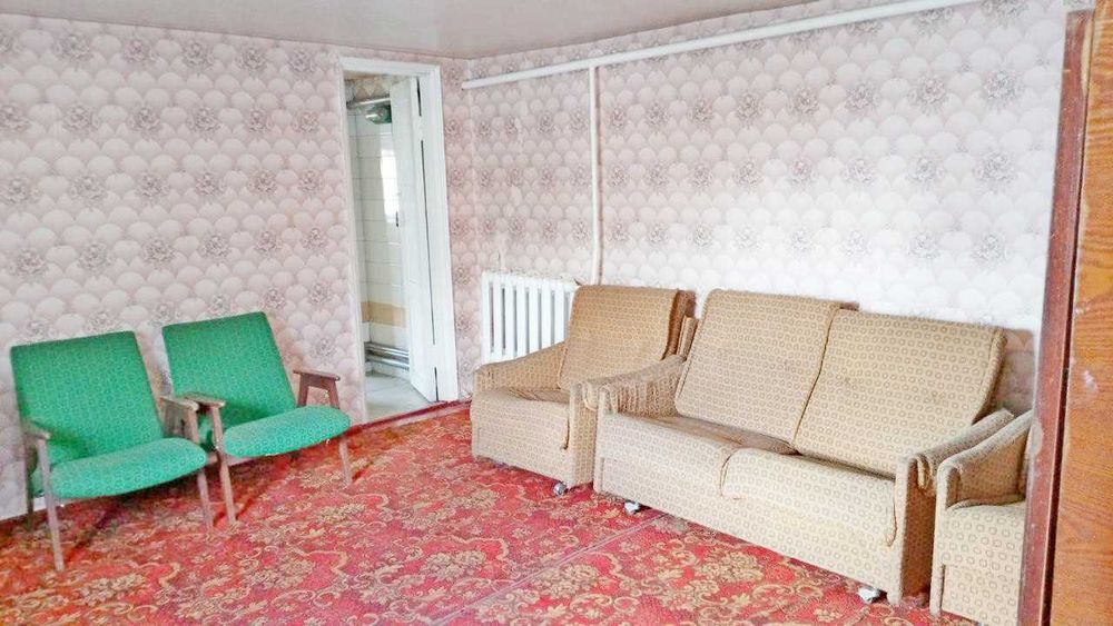 житловий будинок з літньою кухнею та гаражем