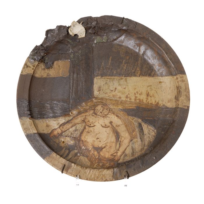 Faiança - Prato em terracota relevada