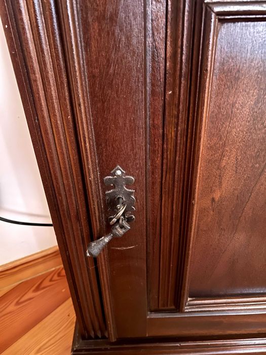 Armario de madeira maciça