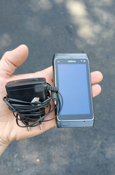 Nokia N8 z ładowarką