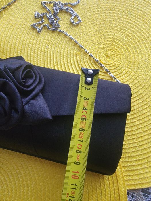 Czarna torebka wieczorowa satynowa kopertówka