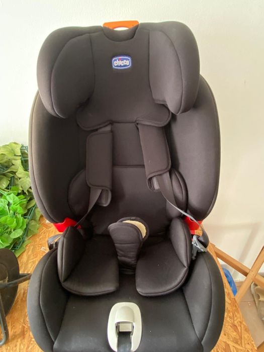 Cadeira de bebé para todo o tipo de viatura presa apenas pelo cinto .