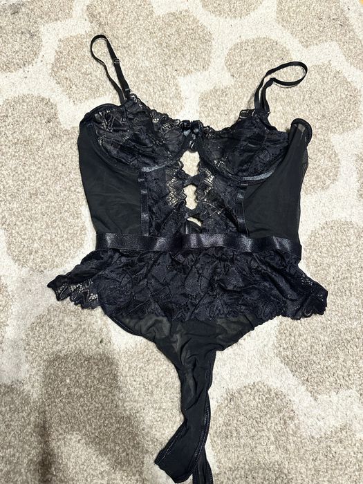 Czarne koronkowe body