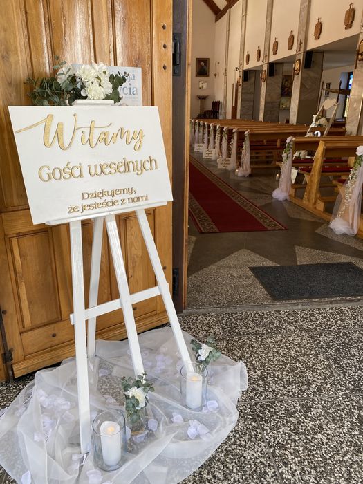 Slub kościół wesele  dekoracja lampiony tiule hymn miłości