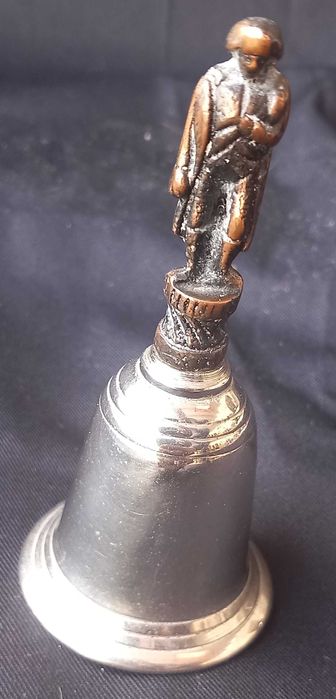 Sino de mesa de metal prateado figura de um soldado, estilo clássico.