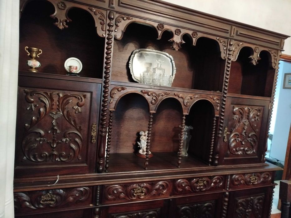 Móvel de sala, com talha