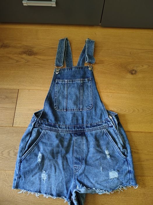 Grungowe ogrodniczki jeansowe