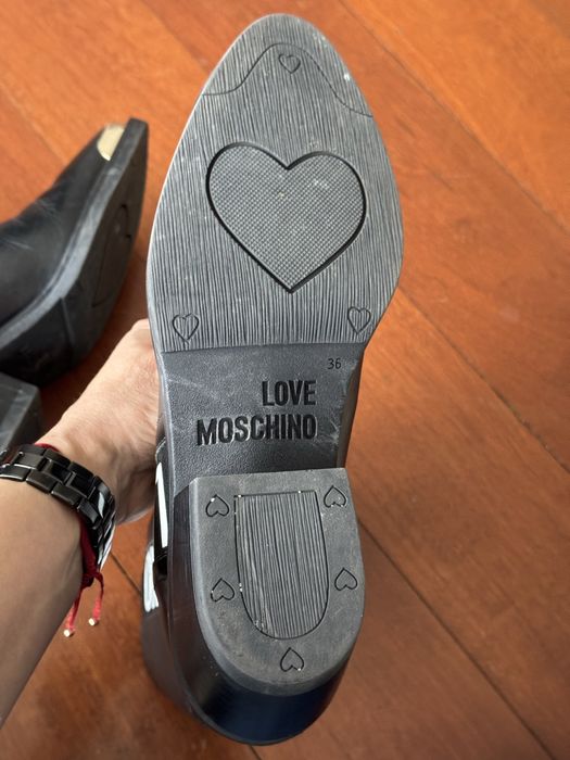 Botas pretas da Moschino