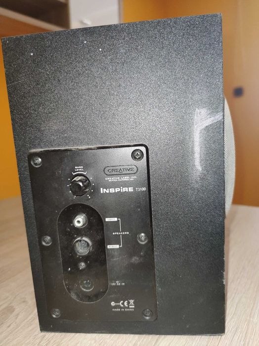 Subwoofer bas tuba z głośnikami i kablami
