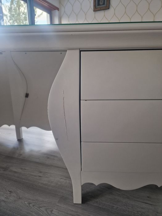 Secretaria branca com apontamentos dourados