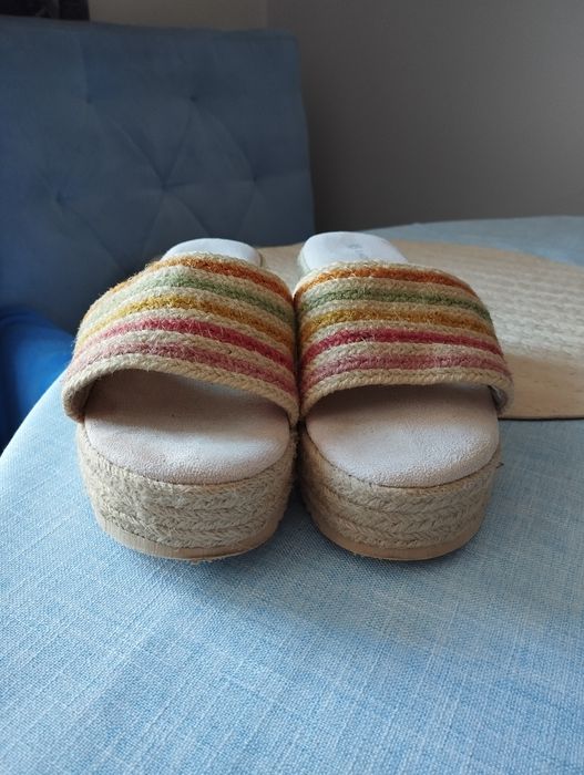 Klapki na koturnie ozdobionym kolorową plecionką rozmiar 36. Długość wkładki wewnętrznej 23cm.