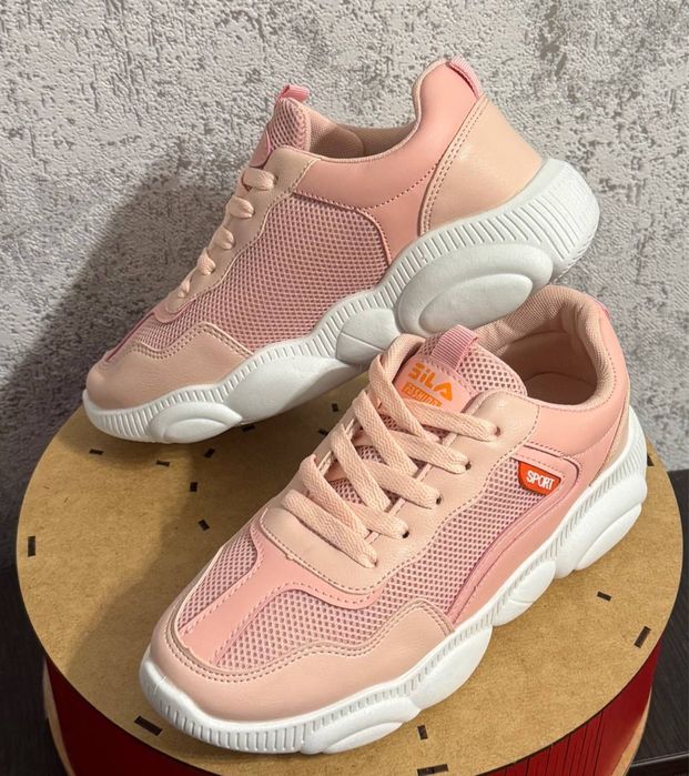 Жіночі кросівки рожевого кольору