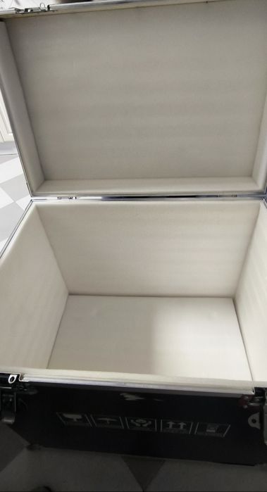Caixa de transporte com rodas e pegas