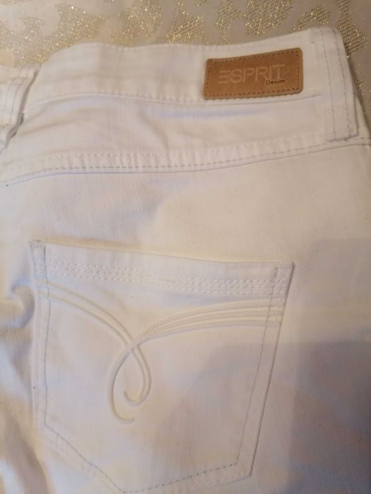 Spodnie firmy Esprit białe jeansy 7/8
