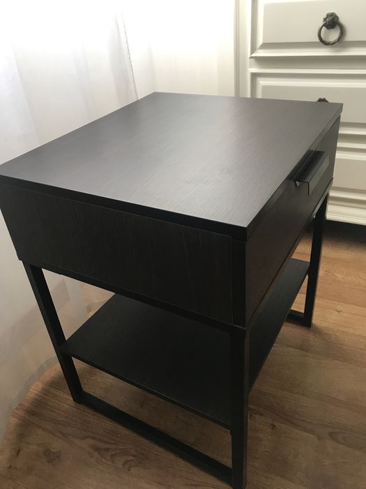 Mesa cabeceira Ikeia, linha Trisil