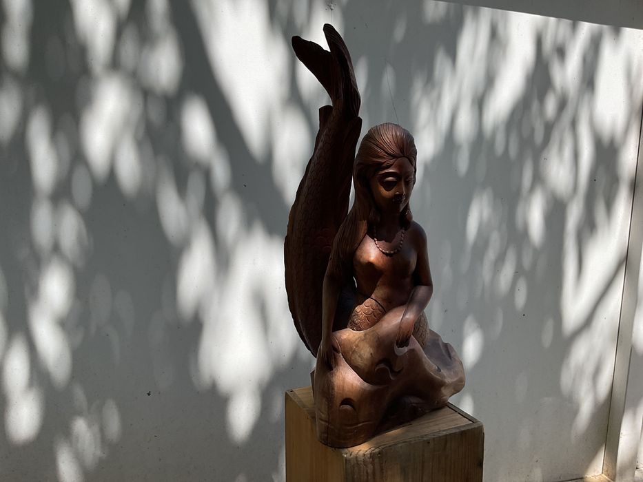 Estatueta de sereia em madeira exótica