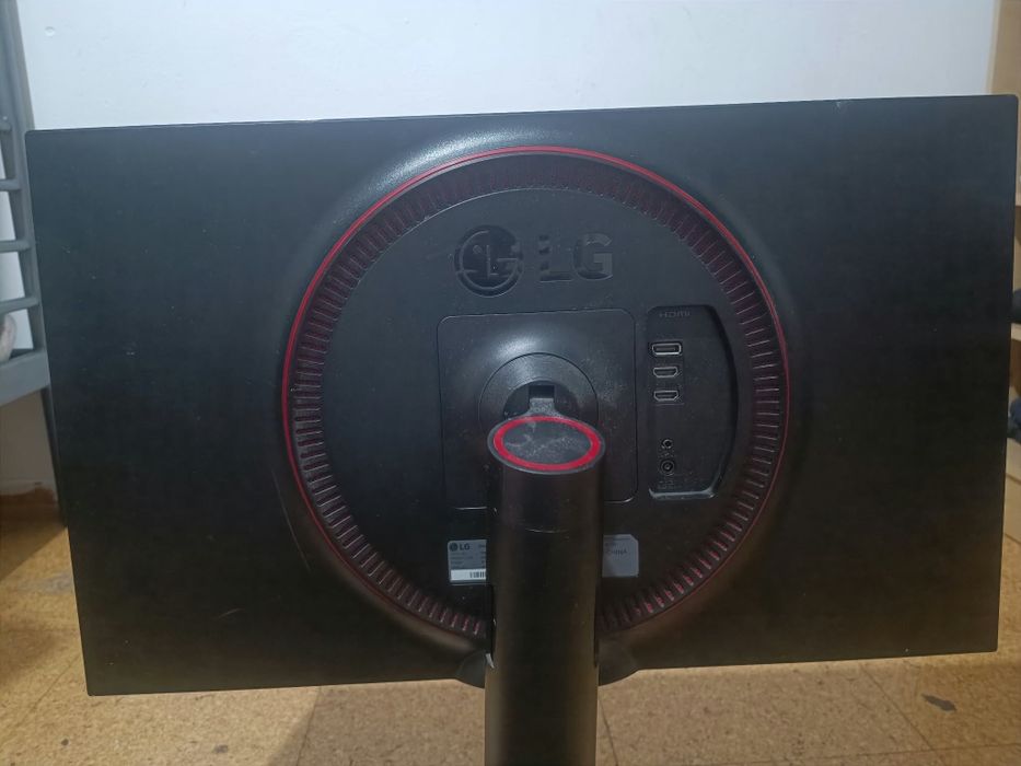 monitor gaming lg ultragear (com o ecrã rachado)
